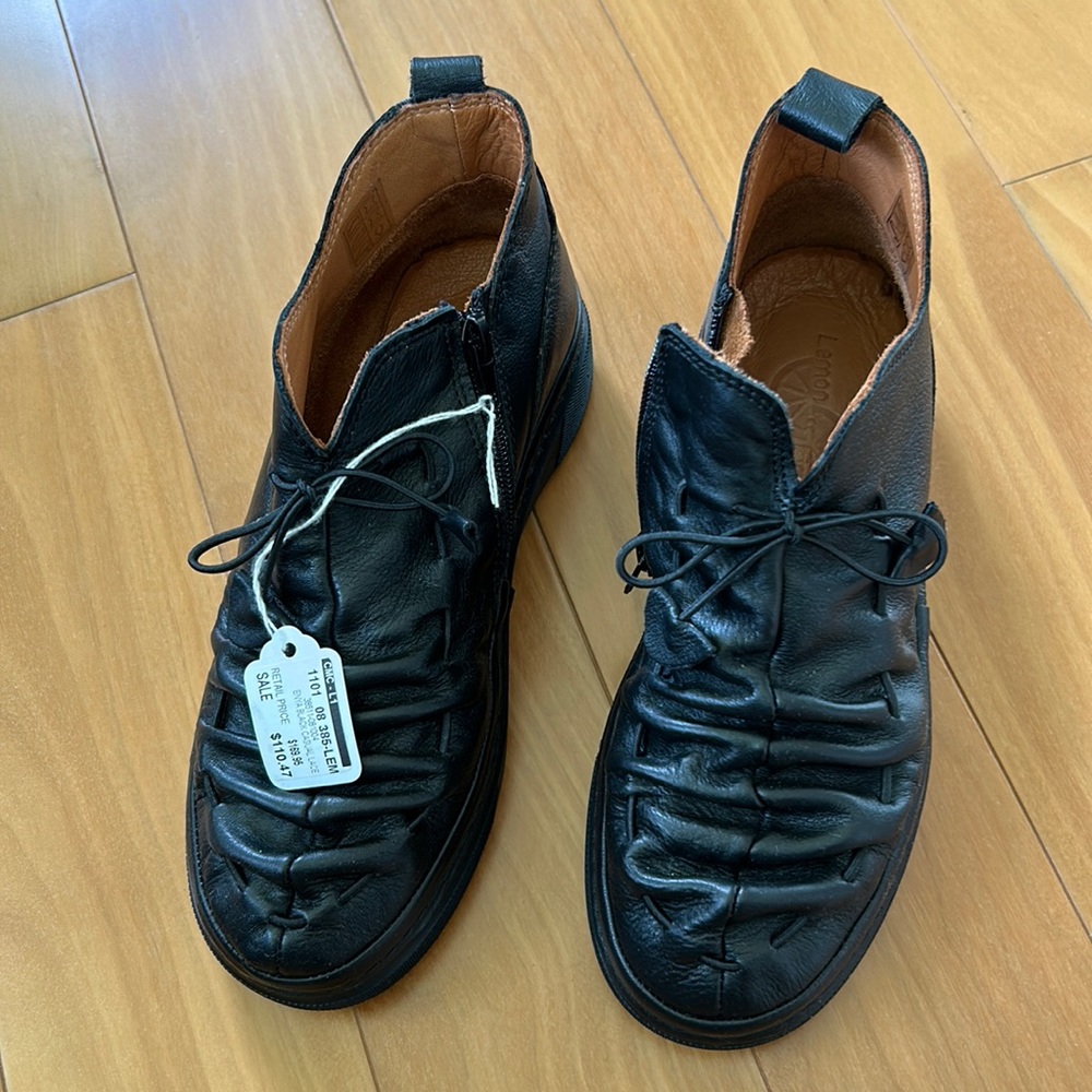 Cutest black ankle boots with side zipper.